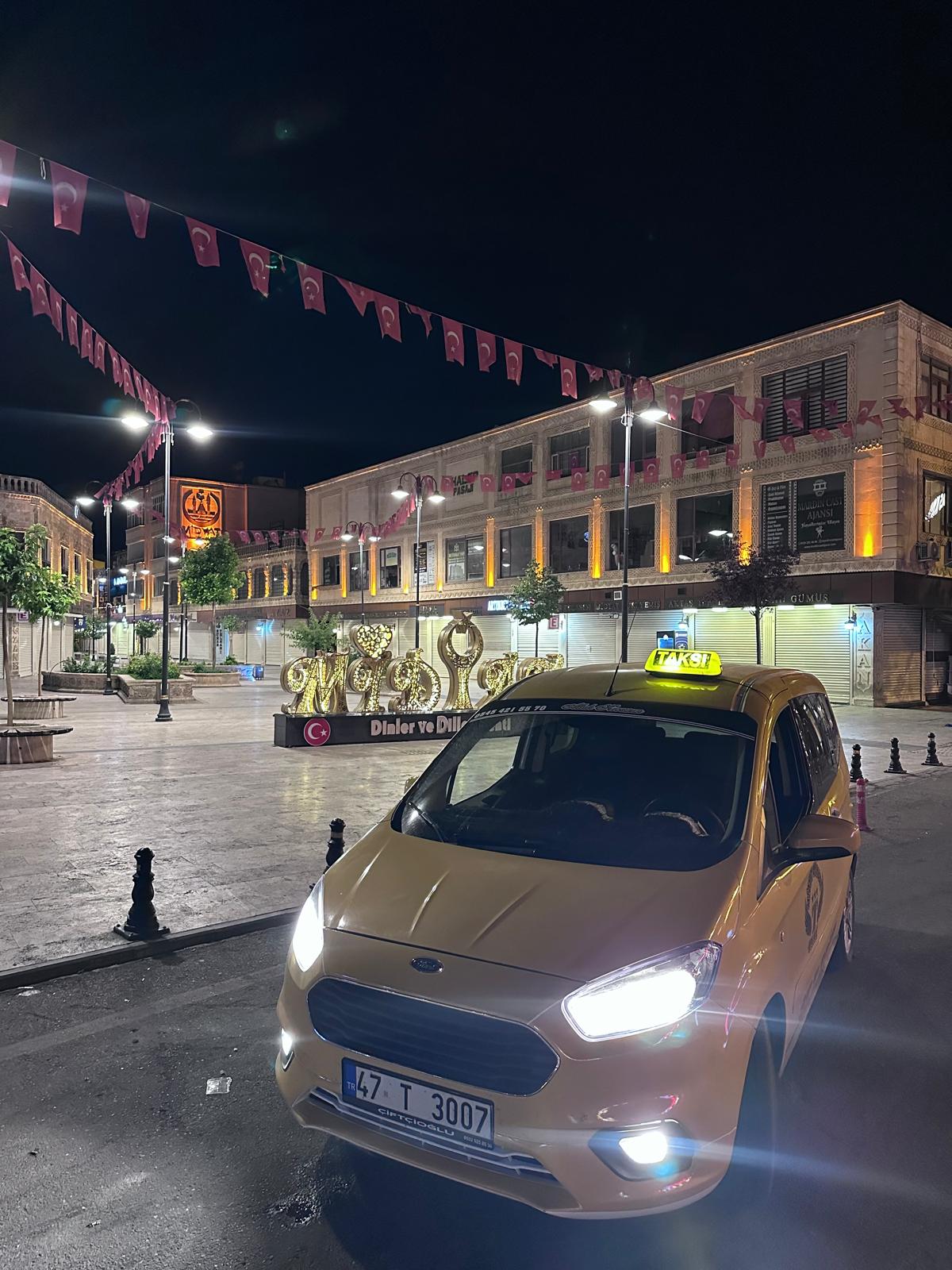 Midyat çarşıda 47 T 3007 plakalı Midyat Dörtyol Taksi aracı