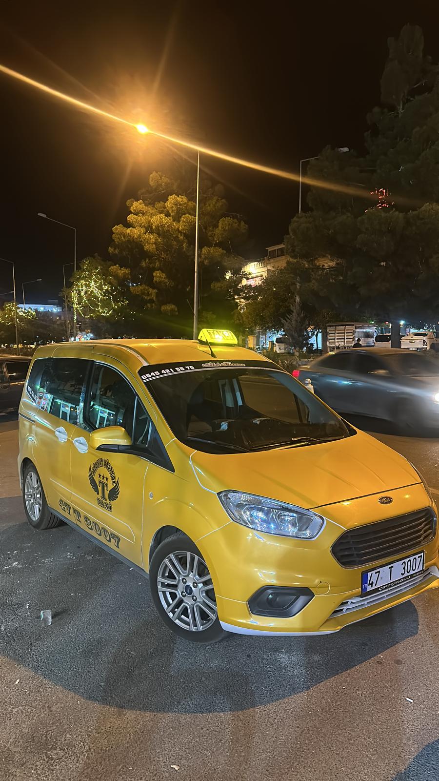 Mardin Midyat'ta gece hizmet veren 47 T 3007 plakalı Midyat Dörtyol Taksi aracı