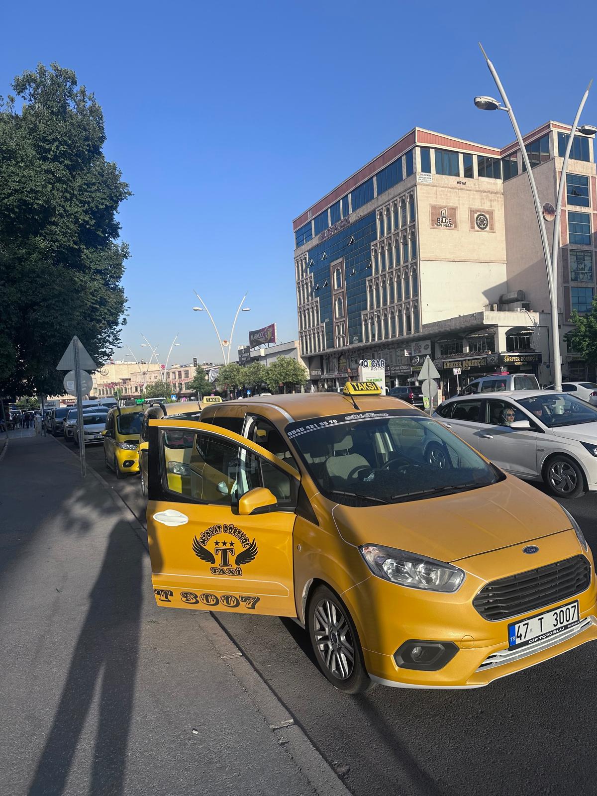 Mardin Midyat 7/24 taksi hizmeti veren 47 T 3007 plakalı Midyat Dörtyol Taksi aracı
